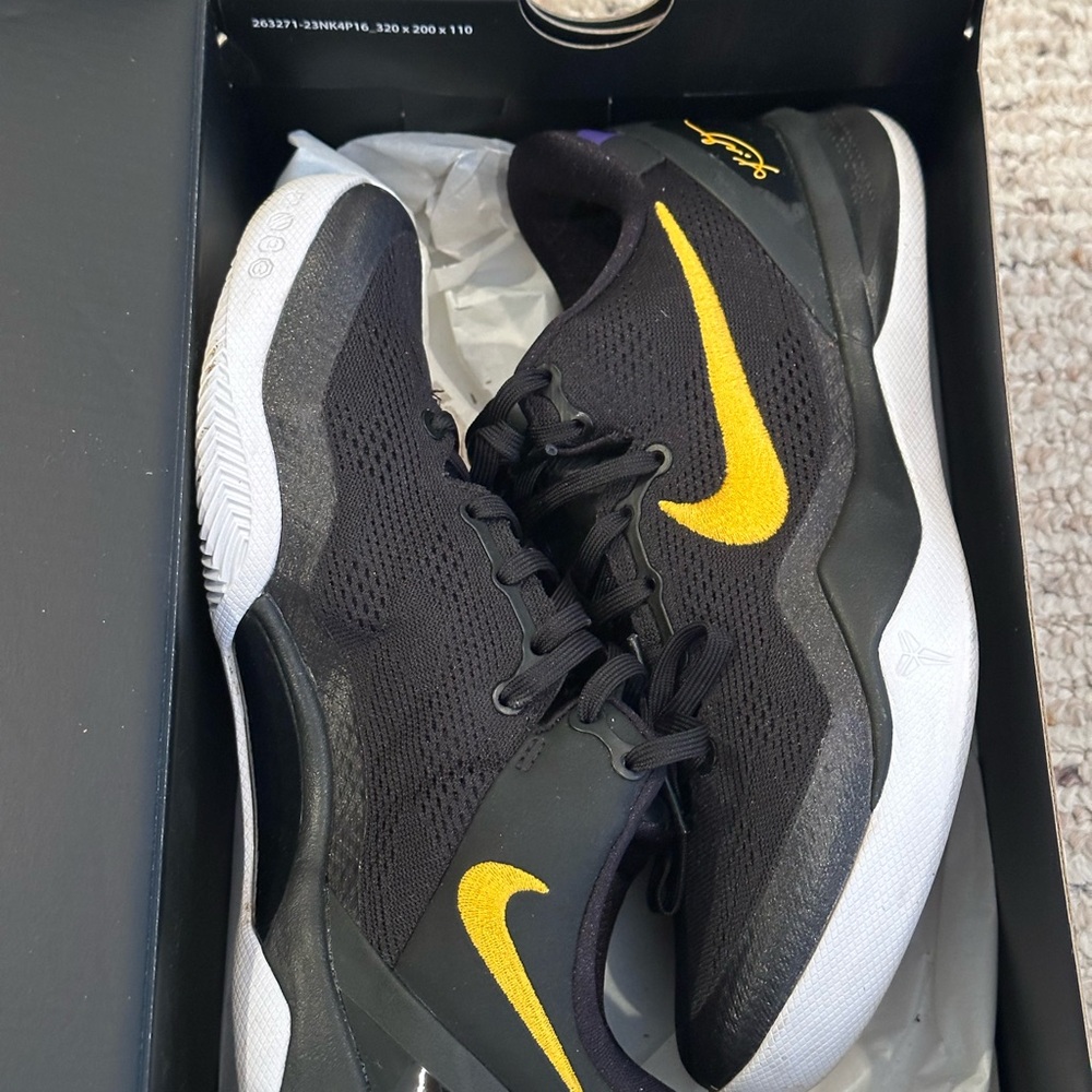 Nike Black Athletic Shoes with Sleek Design and Breathable Mesh